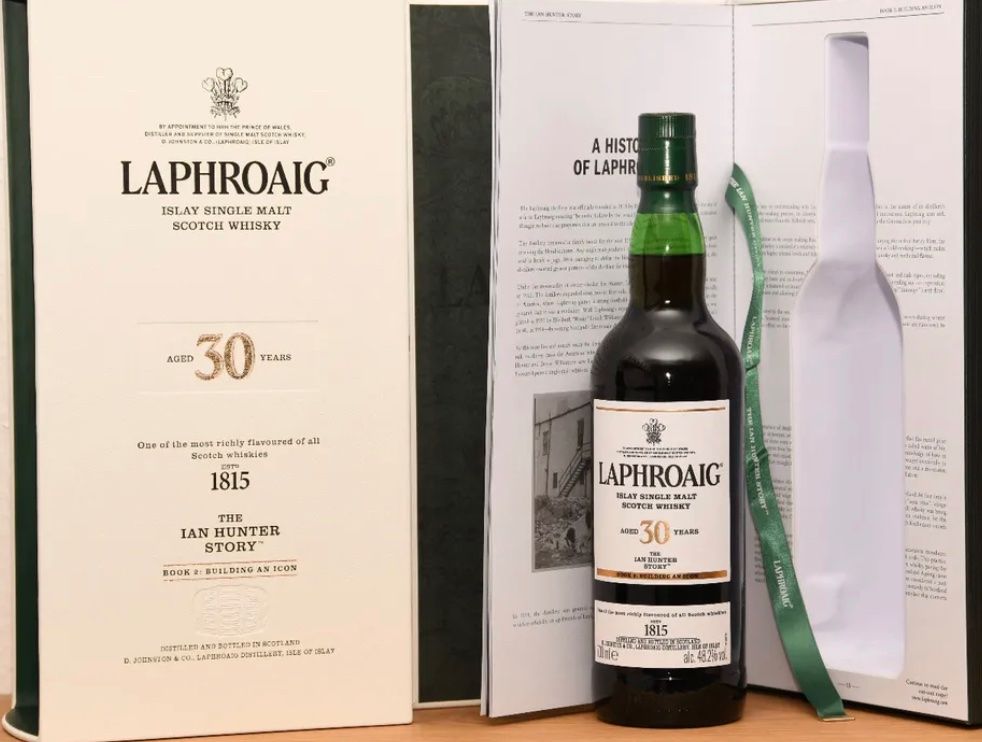 Laphroaig Bevande alcoliche: Laphroaig 30 Years Ian Hunter Book 2 Islay Whisky 48.2% – Nuovo e nell'imballaggio originale da Risch venduto da Bretorianer