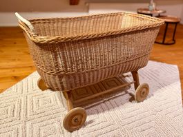 Vintage-Stubenwagen auf Rädern