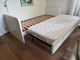 Tagesbett weiss mit Ausziehbett und Lattenrost