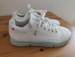 ON The Roger Advantage Sneaker in weiss/mint, Grösse 38.5