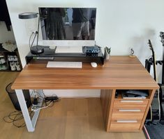 Schreibtisch/Pult mit 3 Schubladen in heller Nussbaum-Optik