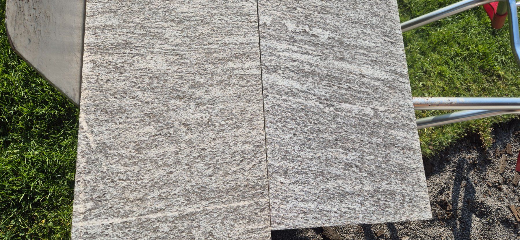 Rivestimenti per pavimenti: Bodenplatten Granit Calanca geflammt – Usato da Kriens venduto da Chei60 3