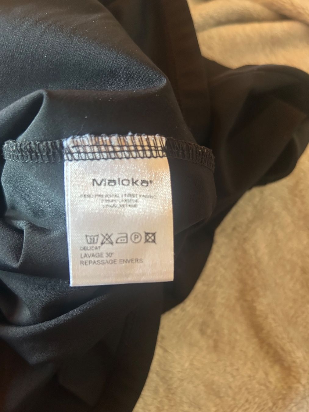 Vestiti: Maloka robe noire – Usato da Val-d'Illiez venduto da Dombou 3