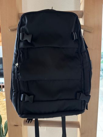 Schwarzer Rucksack, Perfekte Cabin Bag Grösse für Flugzeug