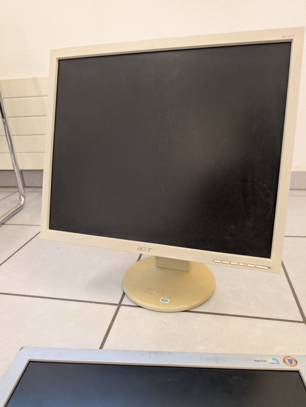Ecrans: Monitor vga Acer - Samsung – D'occasion à Bellinzona par fan_tc7f