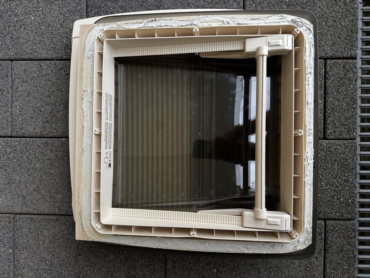 Finestre: Wohnwagen Dachfenster 400x400 – Usato da Bichelsee venduto da int6 1