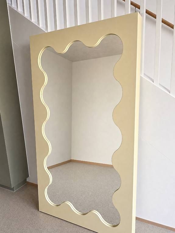 Specchi: Gustaf Westman Curvy Mirror  Pale yellow – Usato da Zürich venduto da ljjud
