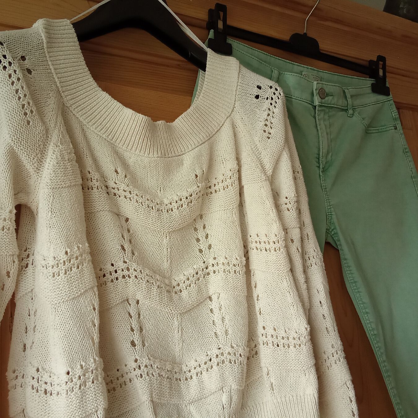 Lotti di vestiti: Da.-Hose grün: CHF 8.-- / cremefarb. Pullover CHF 6.-- – Usato da Frauenfeld venduto da clausi 1