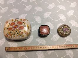 Drei Dosen Set bemalt und verziert mit Blumen gebraucht