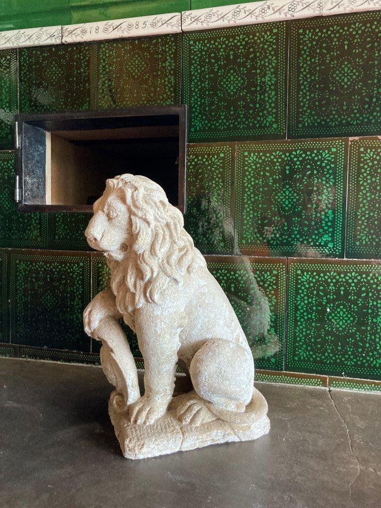 Skulpturen & Statuen: Skulptur Löwe mit Schild aus Gips – Gebraucht aus Hinwil von Antikfischer 3