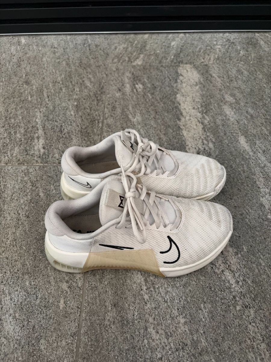 Nike Scarpe da donna: Sneakers Nike  – Usato da Davesco-Soragno venduto da Chichijango 1