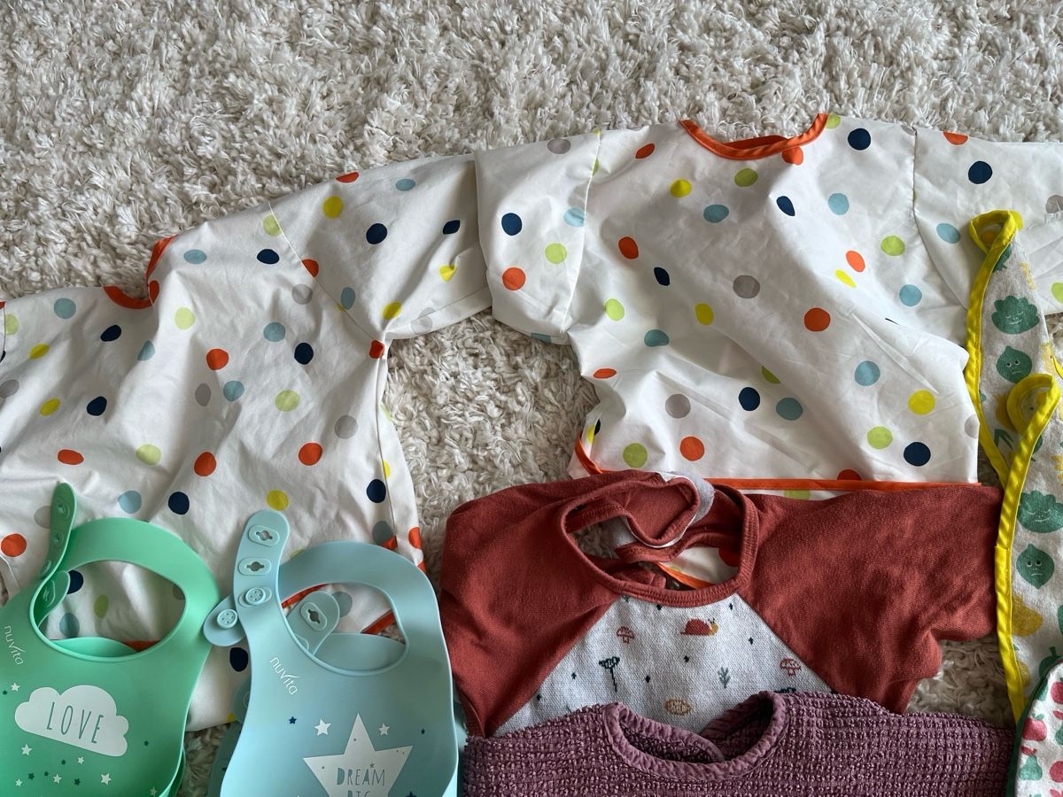 Lotti di vestiti: Baby bibs and smocks set assorted brands and sizes – Usato da Sargans venduto da dotdoom 4