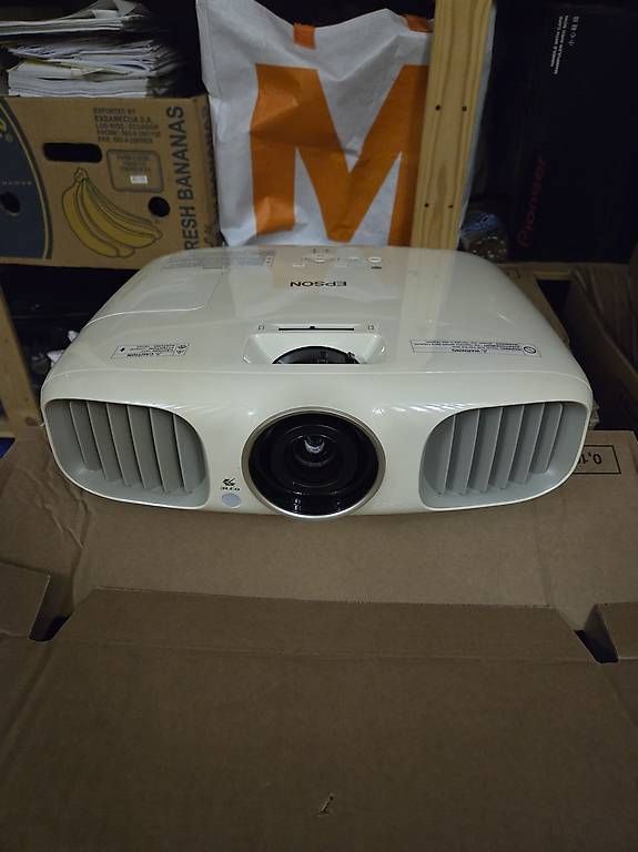 Epson Proiettori: 3D Wifi Beamer Epson EH-TW6100W – Usato da Zürich venduto da Bubbles26322