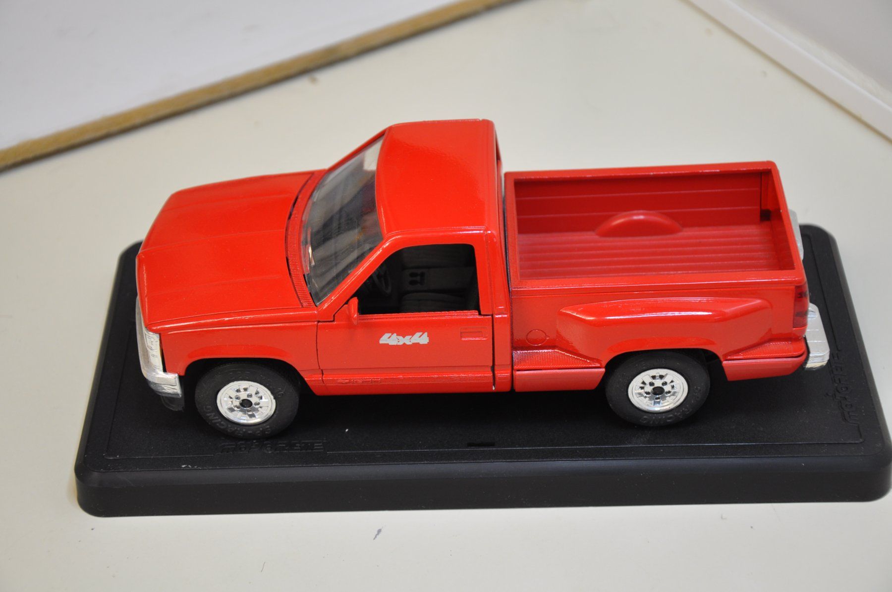 Majorette Modellini d'auto: Chevrolet Silverado – Nuovo e nell'imballaggio originale da Ebnat-Kappel venduto da Aallerlei 1