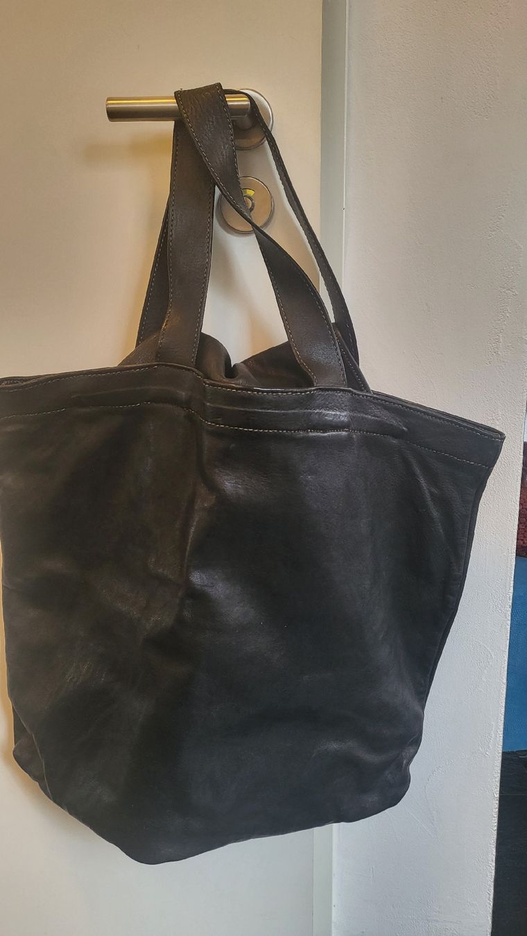 Borse da donna: Design schwarze Ledertasche, Shopper – Usato da Gutenswil venduto da Spomi 3