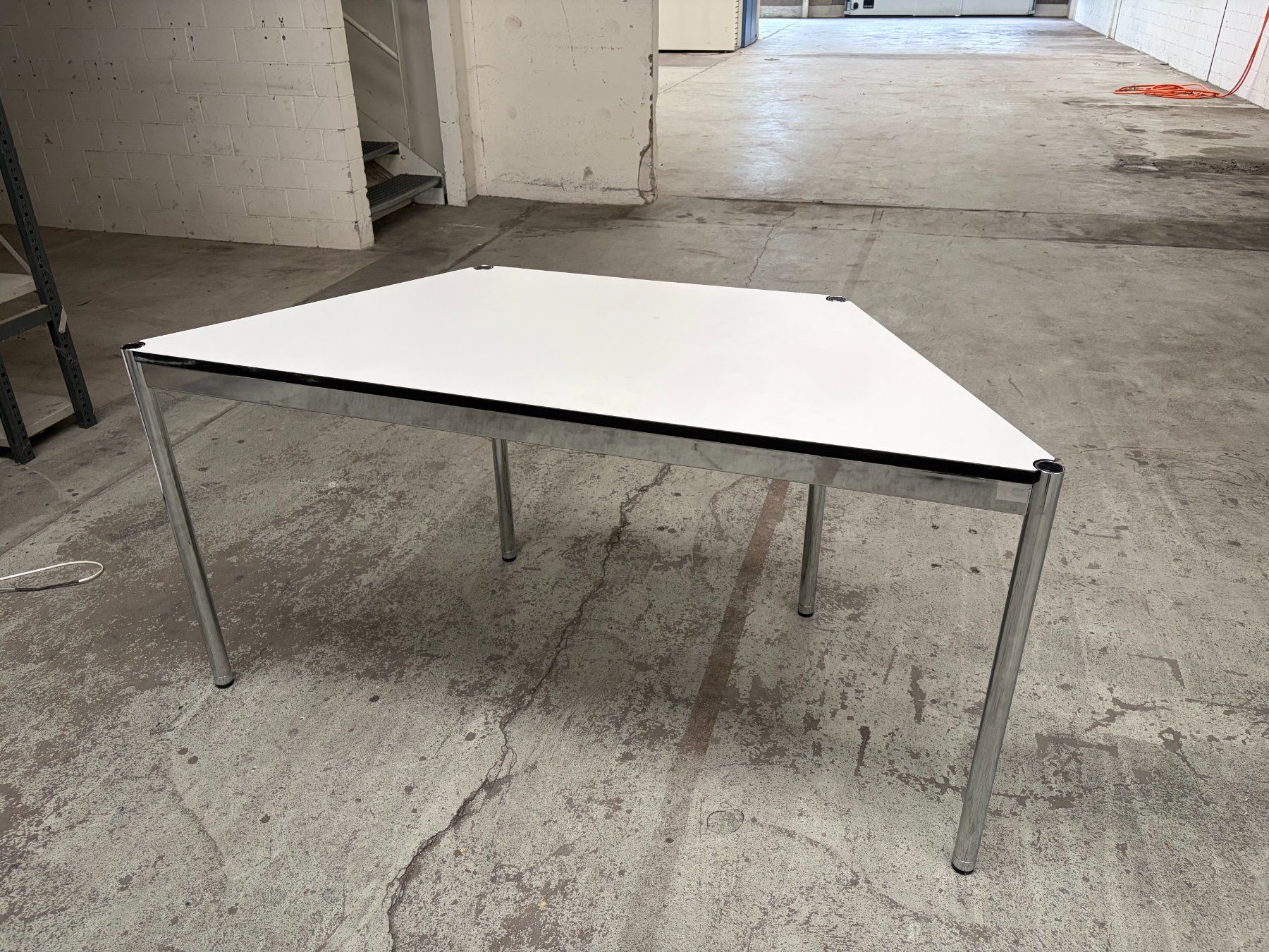 Scrivanie: USM Schöner Tisch weiss 1.75x0.75m – Usato da Bülach venduto da syrrel 1