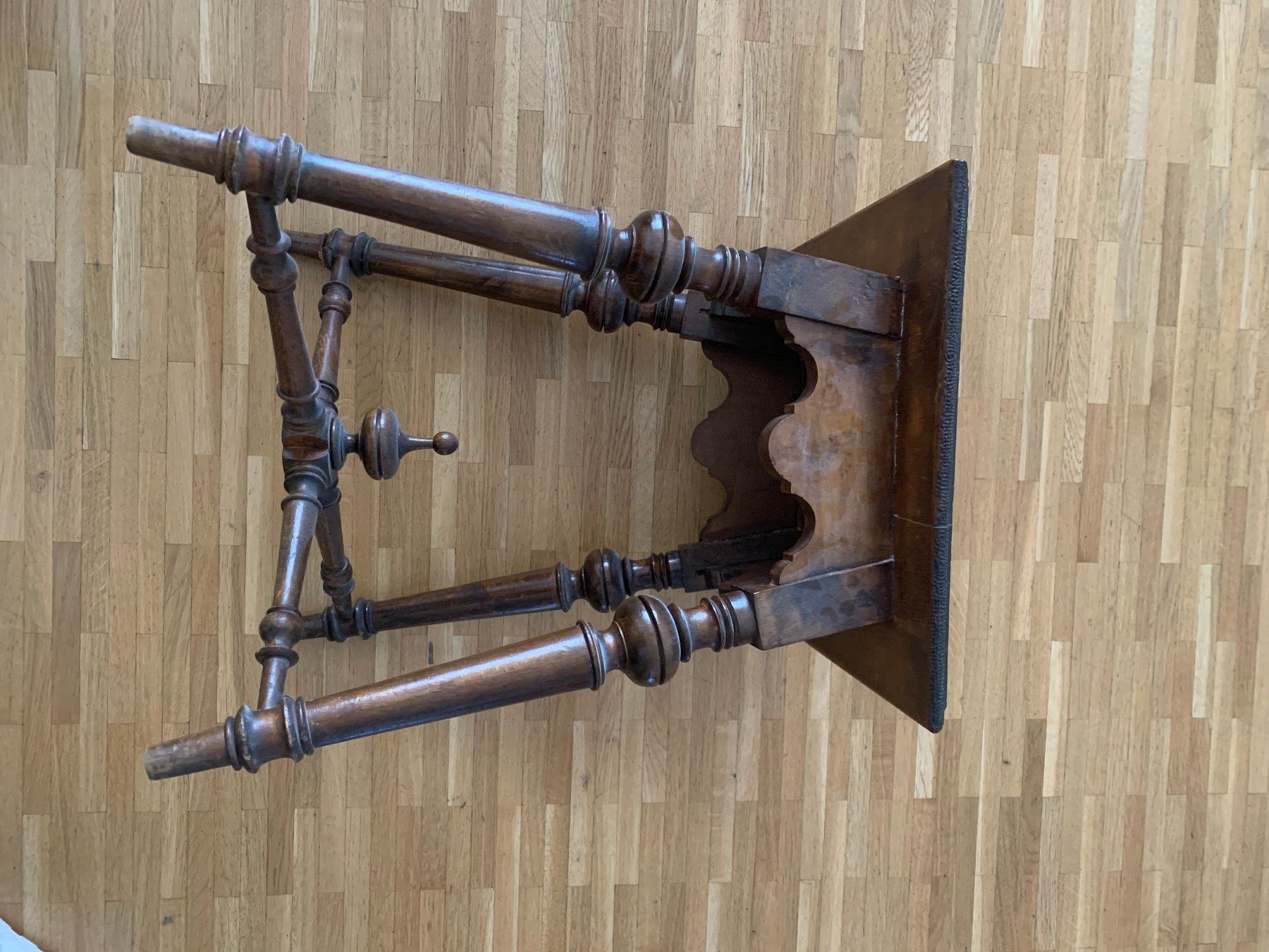Tavoli: Table d'appoint antique en bois sculpté – Usato da genève venduto da MICHOR