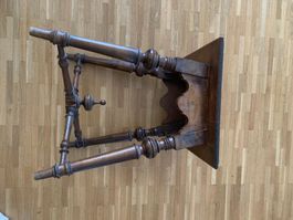 Table d'appoint antique en bois sculpté