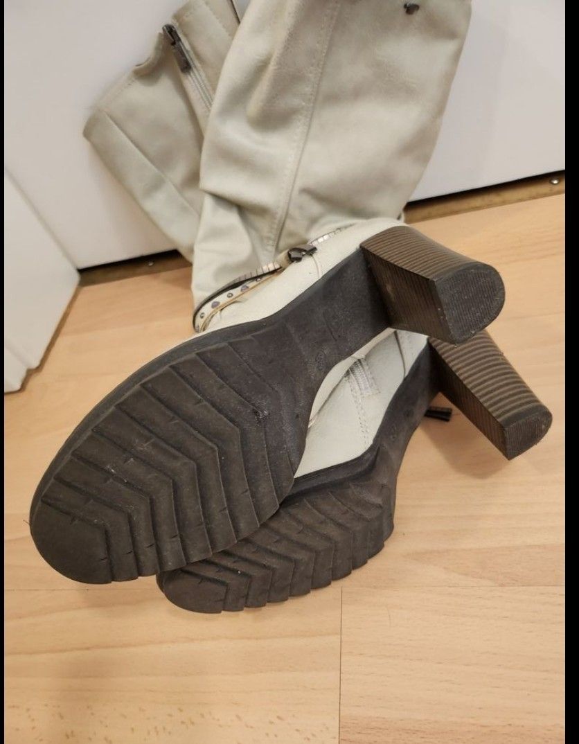 Tom Tailor Scarpe da donna: Stiefel beige Gr 39 Tom Tailor – Usato da Männedorf venduto da Dumarest 1
