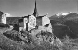Raron VS // Pfarrhaus und Kirche