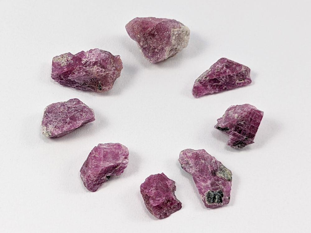 Rubin roh 8Stk. 8 bis 13mm - 20.80ct (Neu und originalverpackt) in ...