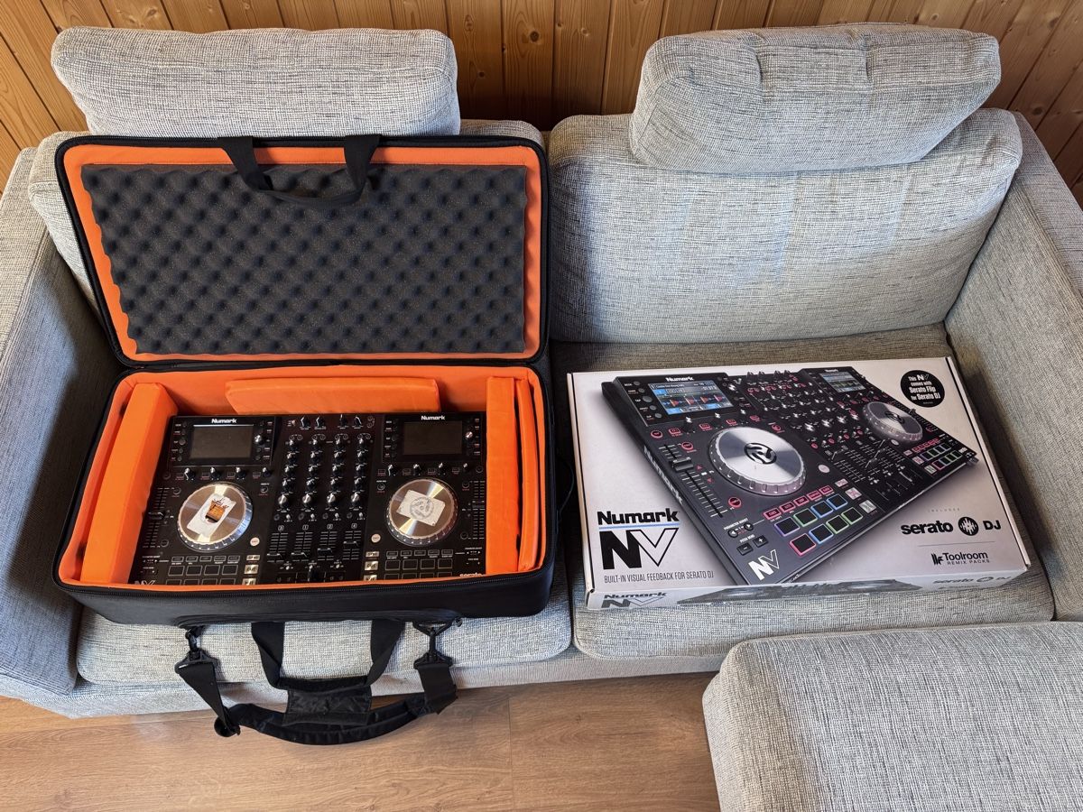 Numark Console di mixaggio: Numark NV DJ Controller mit UDG Ultimate Backpack – Usato da Doppleschwand venduto da Denos