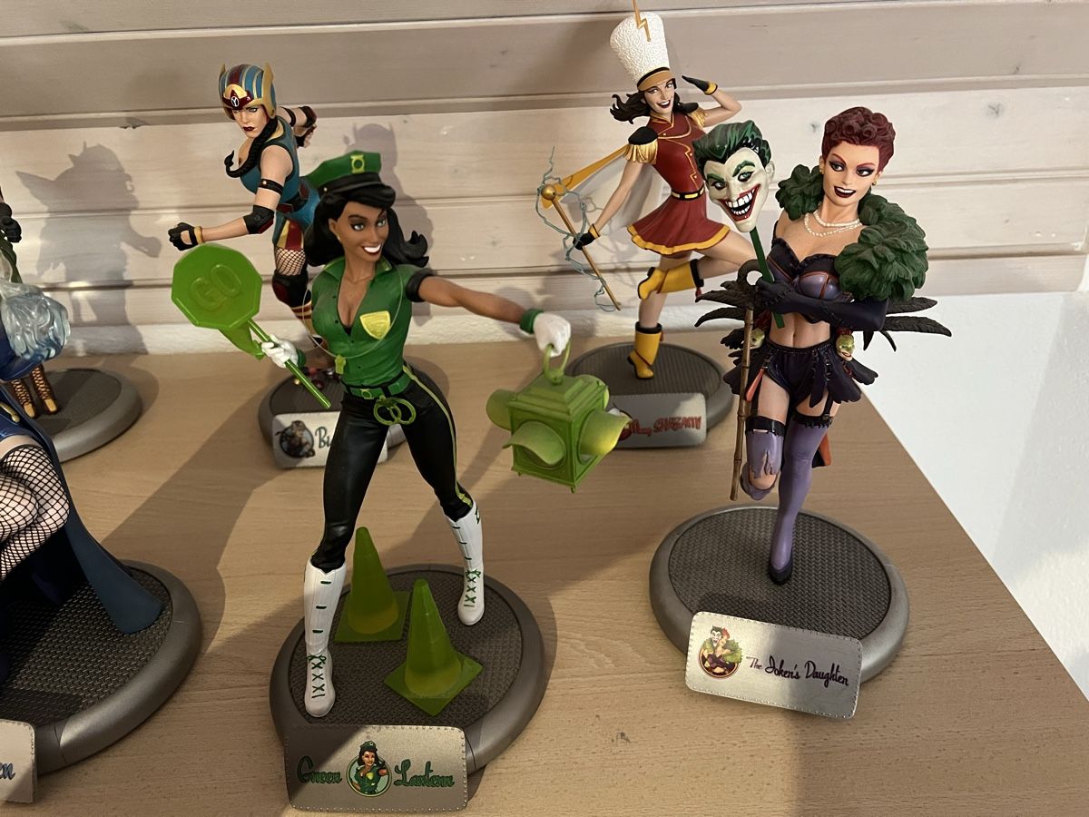 Statuette: DC Bombshells Vintage Art Statues + 2 Special Statues – Nuovo (secondo la descrizione) da Biel/Bienne venduto da vespa92 7