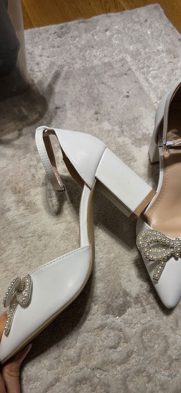 Scarpe da donna: Schuhe weiss Pumps mit Schleife und Perlen – Nuovo (secondo la descrizione) da Chur venduto da ali_j9q9 1