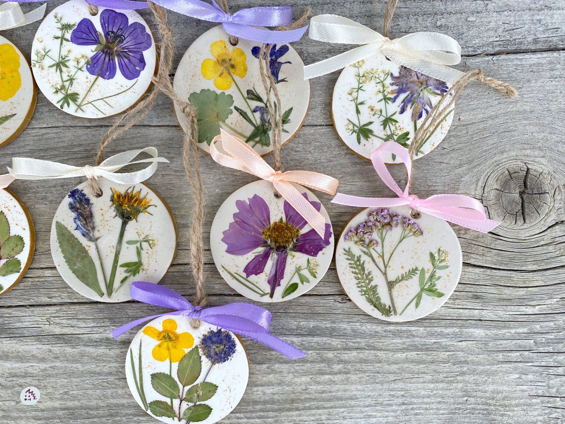 Tutte le decorazioni: Geschenkanhänger, Ton Figur, Deko, Blumen – Nuovo e nell'imballaggio originale da Fanas venduto da Omibia 2
