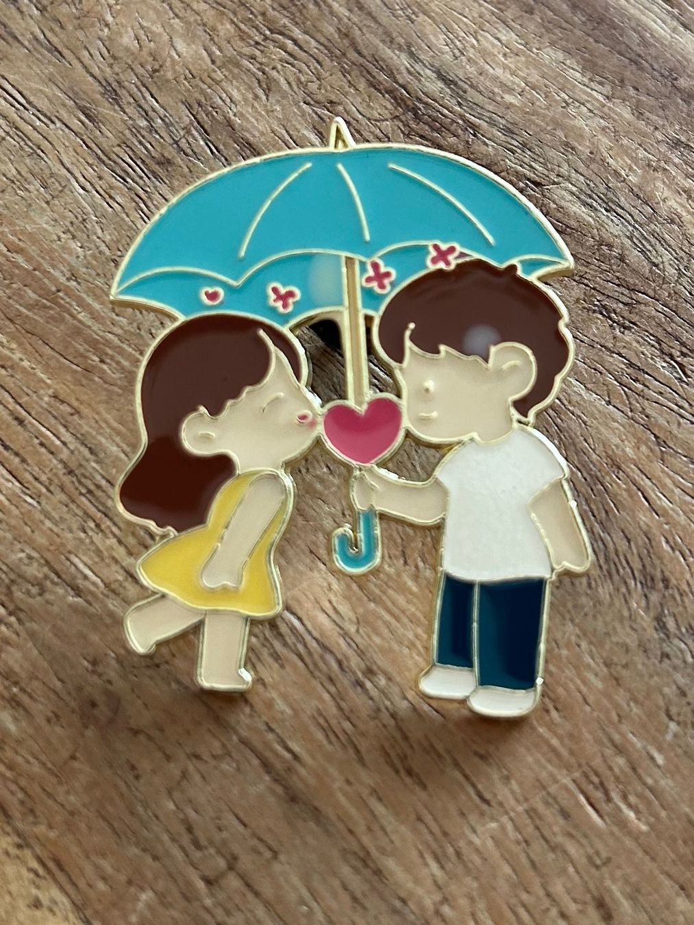 Placchette & Badge: Süsser Pin Paar Regenschirm – Nuovo e nell'imballaggio originale da Geneve venduto da vane267