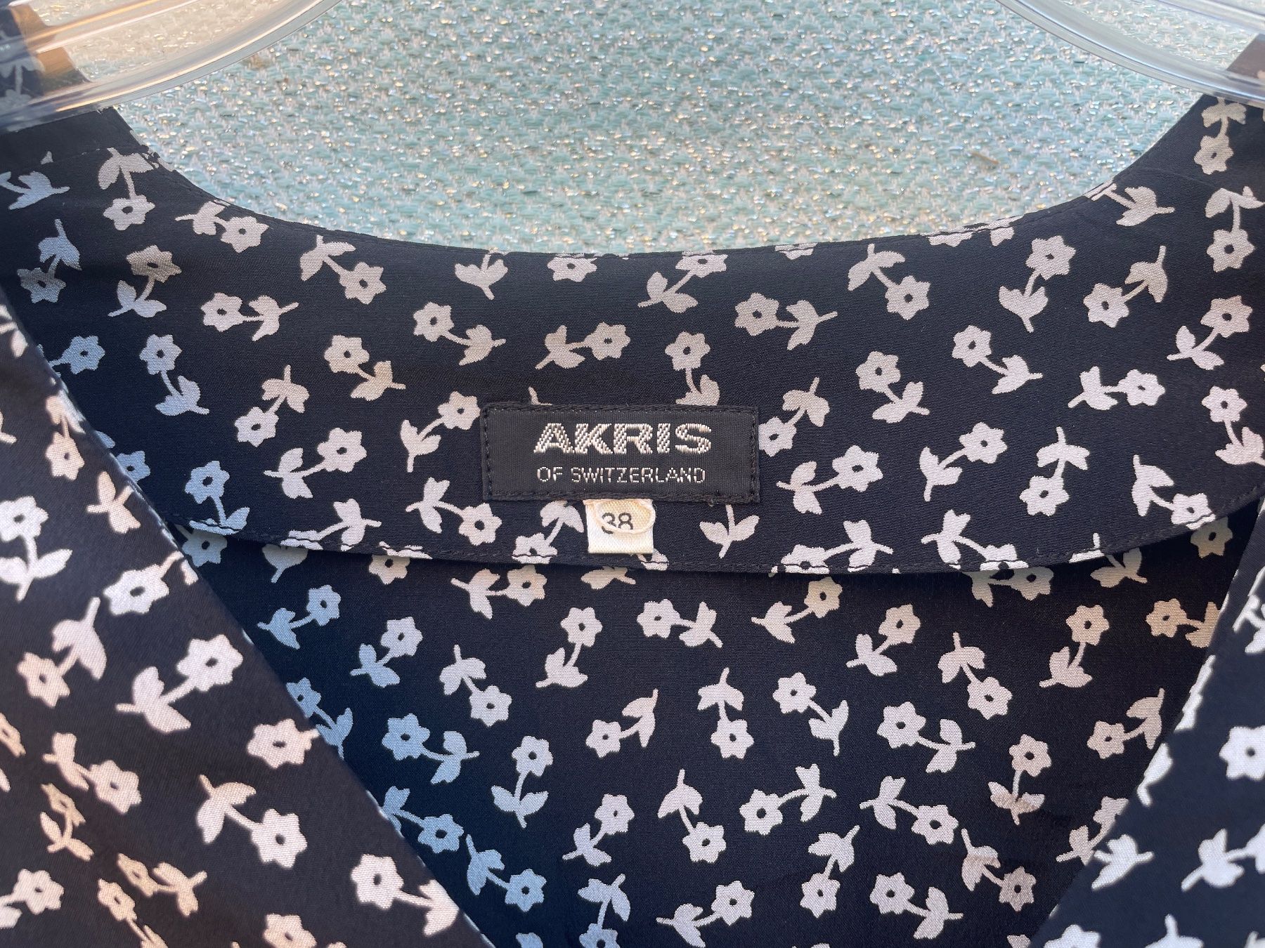 Akris Chemisiers: Schwarze AKRIS Bluse mit Blumenmuster Gr. 38 – D'occasion à Frasnacht par GracyStore 2