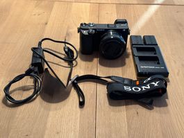Sony Alpha A6300 + 16-50mm OSS | 2 Akkus | Dual-Ladegerät