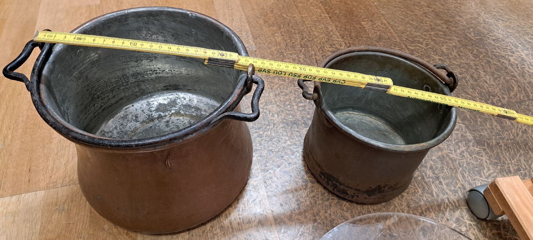Vasi per fiori: 2 Messingtöpfe und 3 Untersätze – Usato da Urdorf venduto da Canyamel1