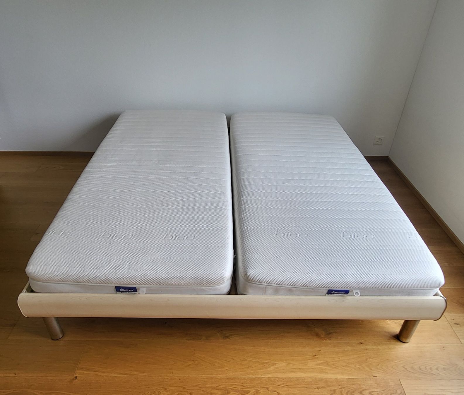 Letti: Doppelbett mit zwei Lattenrosten von Bico – Usato da Zug venduto da minaurs