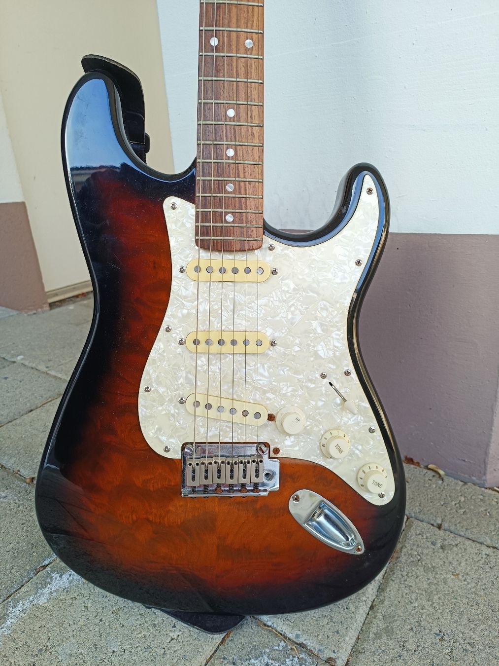 Squier Strumenti musicali: Squier Stratocaster E-Gitarre + Zubehör und Tasche – Usato da Bennau venduto da lbe_55rw 2