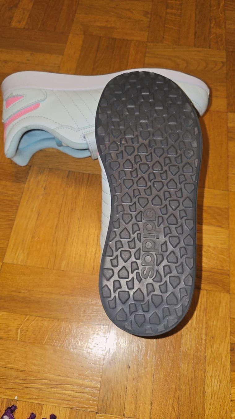 Adidas Schuhe für Mädchen: neue Adidas Hallenturnschuhe Gr 35 – Neu (gemäss Beschreibung) aus Emmen von whytekc 5