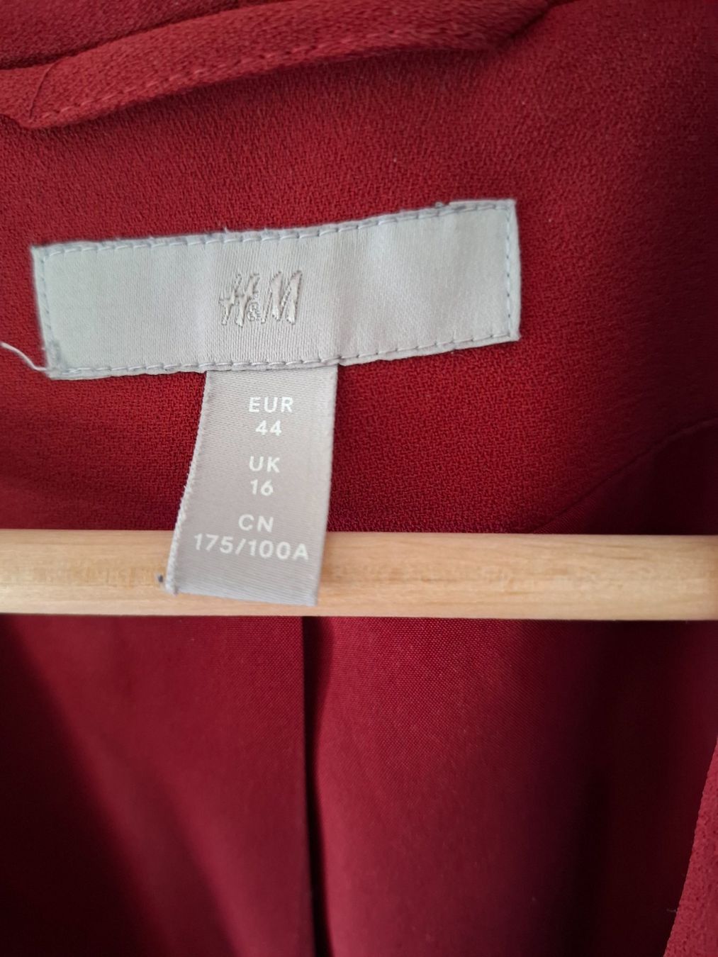 H&M Giacche: H&M Blazer, bordeauxrot, Grösse 44 – Usato da Leuggelbach venduto da Schreiner21 1
