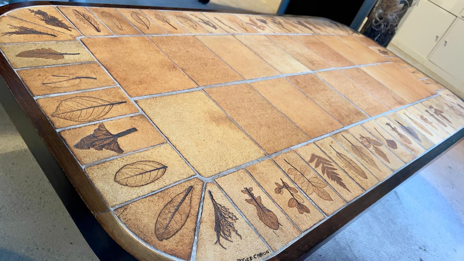 Tavoli: Table basse vintage Roger Capron, céramique feuilles. – Usato da Sion venduto da ROBY_ROBY_ROBY