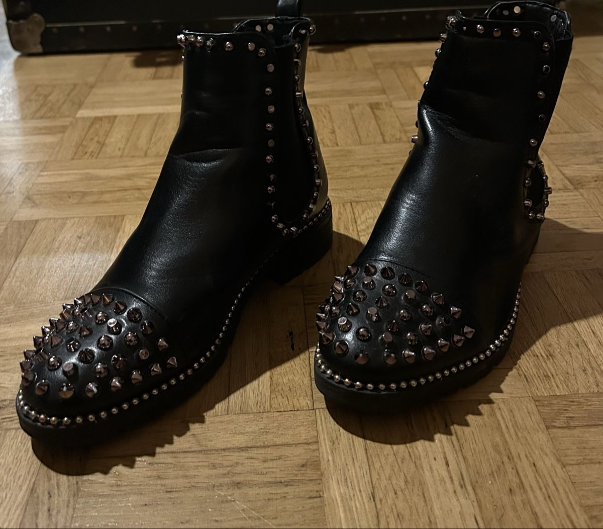 Scarpe da donna: schwarze Nieten Boots – Nuovo (secondo la descrizione) da Zürich venduto da alv_pqz2 1