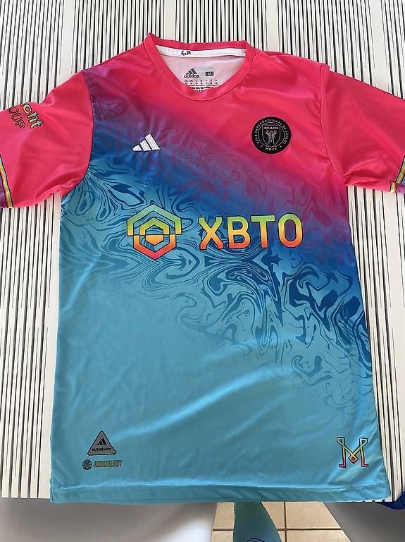 Lotti & Set di vestiti: 2 Sport Shirts & Shorts – Usato da Au ZH venduto da Win8 1
