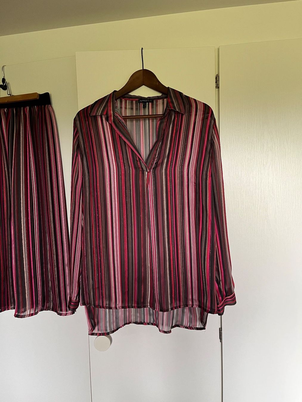 Lotti di vestiti: Damen-Outfit rock + bluse von Apart, Grösse 42 – Usato da Baar venduto da DealDiHei