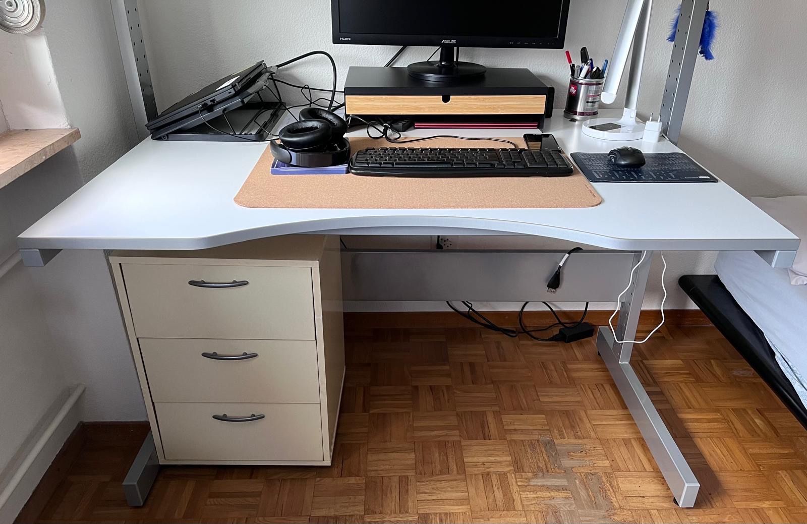 Bureaux: Desk with Shelf / Schreibtisch mit Ablage – D'occasion à Zürich par and_c8hb 2