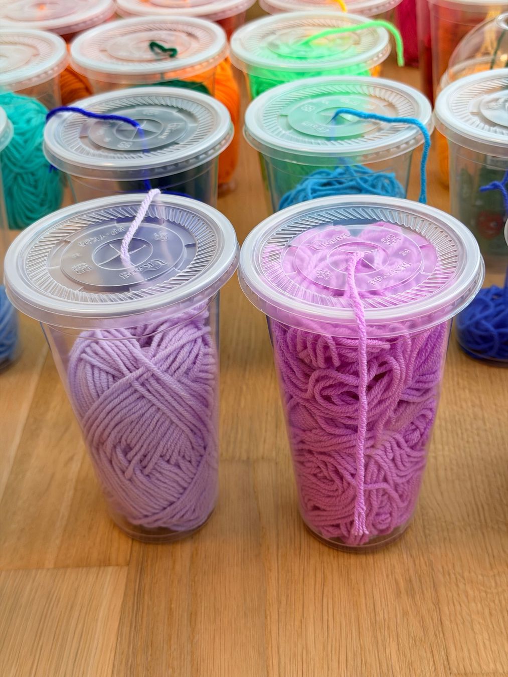 Cordelettes & Fils: Grosses Garnset in Bechern gebraucht bunt sortiert – D'occasion à Brunnen par Moona22 5