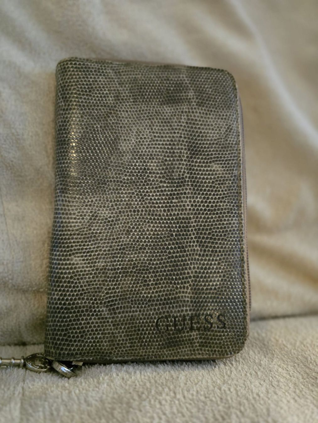 Guess Altro in  Abbigliamento & Accessori: Guess Reiseetui / Notizbuch – Usato da Gommiswald venduto da foundandreloved