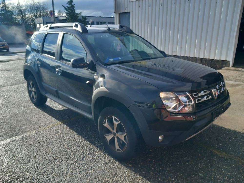 Une voiture de marque Dacia Duster 1.2 4x4