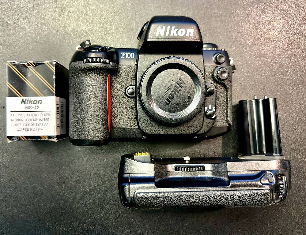 Nikon Fotocamera: Nikon F100 + poignée MB-15 – Usato da Bulle venduto da SpeedprintArt