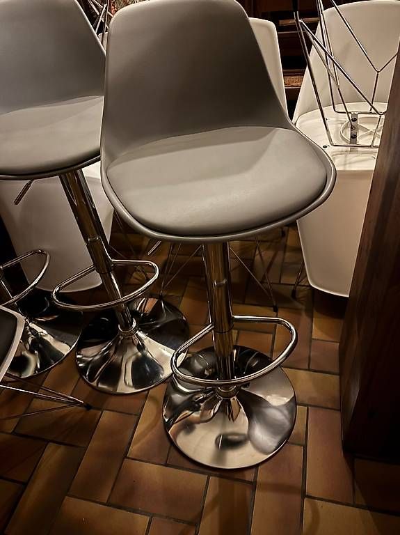 Tavoli: Tavoli bar e/ o sgabelli  – Usato da Locarno venduto da cap_7chf 1
