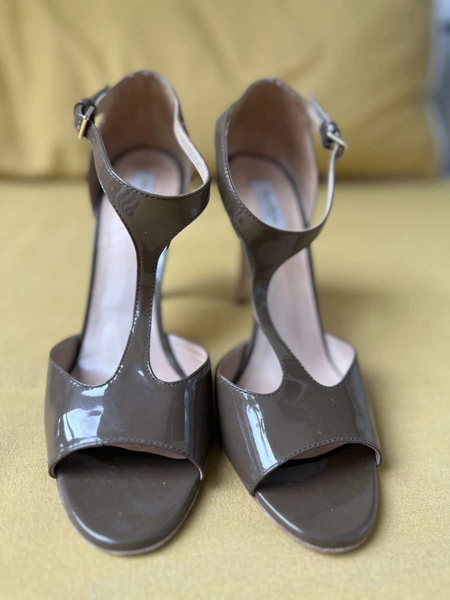 Max Mara Scarpe da donna: Max Mara Patent Leather T-Strap Heels, Size 40 – Usato da Zürich venduto da kas_g26m 2