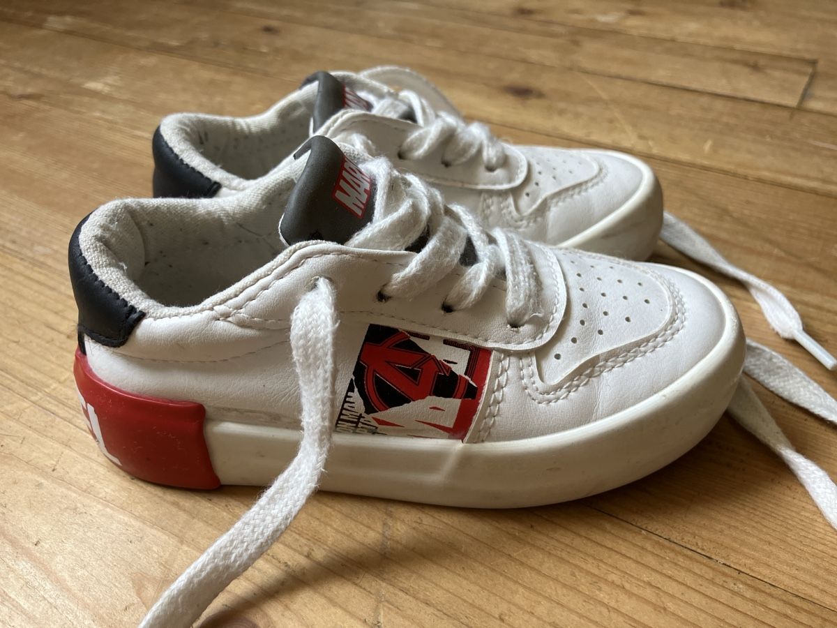 Scarpe per ragazzi: Marvel Kinderschuhe, Gr. 23, Avengers Comic Sneaker – Usato da Ebnat-Kappel venduto da Trolley 1