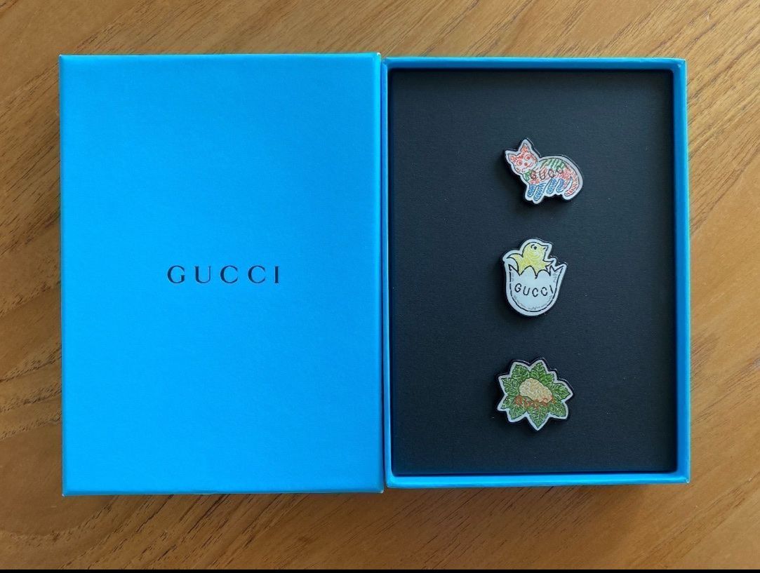 Placchette & Badge: Authentic GUCCI Enamel Pin Set, Limited Edition, Spring – Nuovo (secondo la descrizione) da Zürich venduto da Grothschild